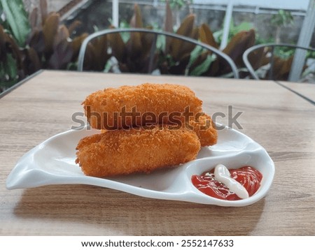 Foto Bild Gebratene Kroketten, serviert mit Saucen und Oliven