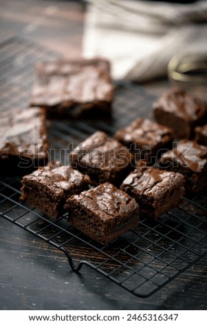 Similar – Foto Bild Textur eines gebackenen Brownie-Schokoladenkuchens mit gegossener Schokolade. Gekochte hausgemachte Speisen