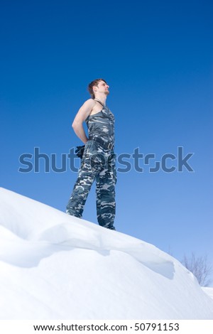 man in camouflage clothing on the edge of the cliff