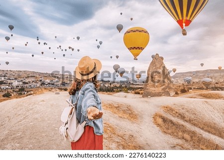 Similar – Foto Bild Folgen Sie mir. Junge Frau hält Hand und führt den Mann in die schöne, sonnenuntergangsgelbe Naturlandschaft. Ansicht von der Rückseite, POV. Romantische Paare reisen, verbringen gemeinsam Sommerferien im Freien.