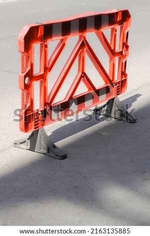 Red plastic reguration barrier on the road. Foto stock © 