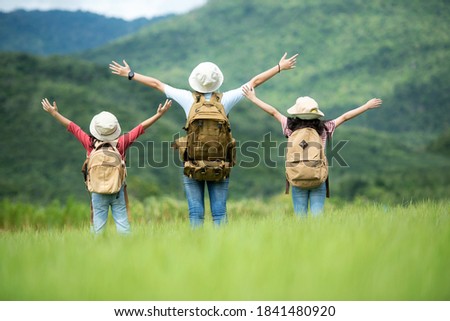 Similar – Foto Bild Tourist, der auf einem Hügel steht und eine wunderbare Landschaft betrachtet