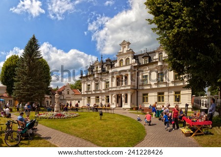 SUPRASL, POLAND - JULY 14: Unidentified people on exhibit for popular arts and handicrafts on Buchholtz Palace Kosciuszko Square, on July 14, 2012 in Suprasl, Poland.