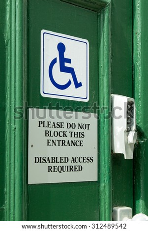 Door sign informing of requirement to leave access for disabled users.