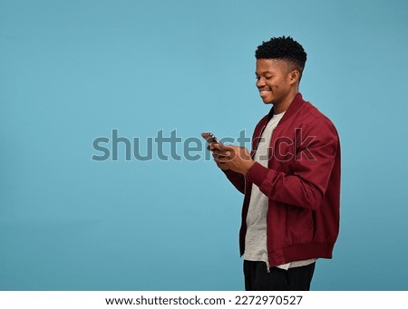 Similar – Foto Bild Afro-Jugendlicher, der ein Mobiltelefon benutzt.