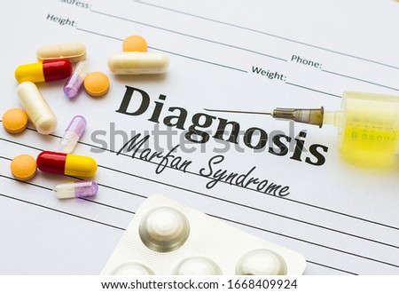 Marfan Syndrome - Diagnosis written on a piece of white paper with medication injection, syringe and pills Imagine de stoc © 