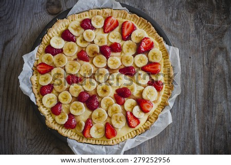 Fruit cake with strawberries and bananas