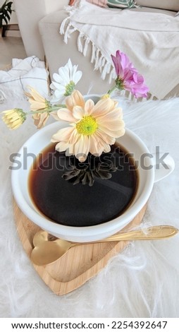Um delicioso café com flores para começar bem o dia... Foto stock © 