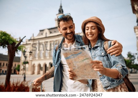 Similar – Foto Bild Junge Reisende in den Straßen einer Altstadt in der Toskana, Italien, bewundert die Blumendekoration am Gebäude