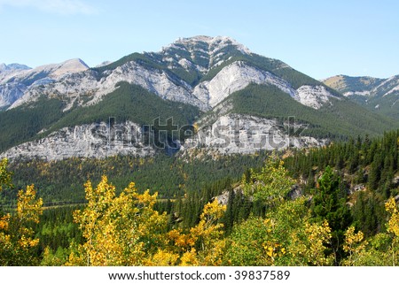 Autumn view of rocky mountain and forests in kananaskis country, alberta, canada