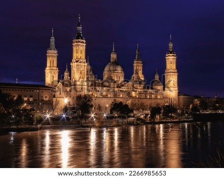 The Ebro river runs mighty between the bridges of Zaragoza, Spain, with the Basilica del Pilar de Testigo Foto stock © 