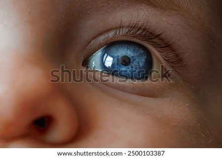 Foto Bild Nahaufnahme einer Baby-Hand beim Baden