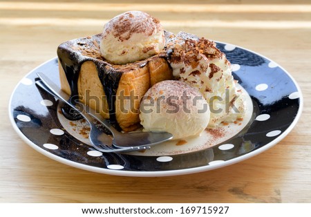 Vanilla ice cream on toasted bread with hot fudge