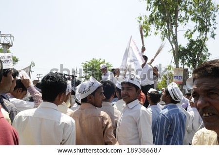 AMETHI - APRIL 21:  AAP supporters thronging the street to listen to Arvind Kejriwal during a road show in support of Amethi candidate Dr. Kumar Viswas on April 21, 2014 in Amethi ,India.