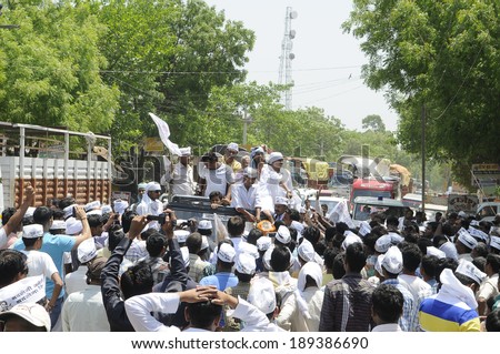 AMETHI - APRIL 21:  AAP supporters  clapping and greeting Arvind Kejriwal during a road show in support of Amethi candidate Dr. Kumar Viswas on April 21, 2014 in Amethi ,India.