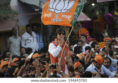 VARANASI - MAY 6:  Bollywood actor Vivek Oberoi  campaigning for Narendra Modi   during a road show on May 6, 2014 in Varanasi , India.