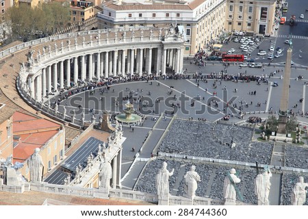 VATICAN - MARCH 31, 2010: Saint Peter\'s Square on March 31, 2010 in Vatican.  It is one of the most visited landmark market squares in Europe.