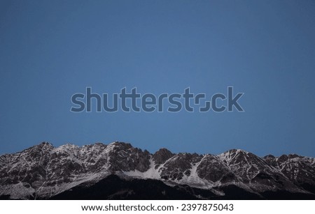 Foto Bild hohe felsige Berge des Kaukasus in Georgien