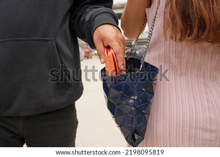 Beware of pickpockets, Please check your belonging before leaving, be careful, bag robber, man robbed woman, Thief stealing in public. hijack concept Foto stock © 