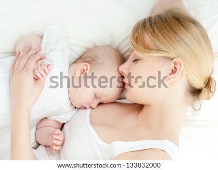 Similar – Foto Bild Blonde Mutter hält ihr bezauberndes fröhliches kleines Baby im Arm. Nettes Kleinkind Kind in die Kamera schauen und lächelnd zu Hause