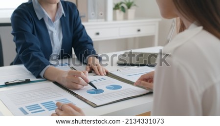 Asia stock trader agent or Sale tax loan broker advice brief and point hand to graph report talk to client at office desk show budget chart data or legal result on claim form. Trust will in work plan. Foto stock © 