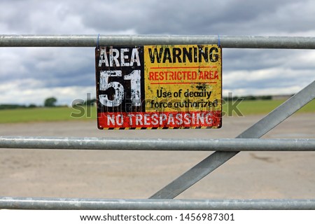 Vintage Area 51 Warning Sign Hanging On A Gate. Extraterrestrial Storage Facility Concept. Stockfoto © 