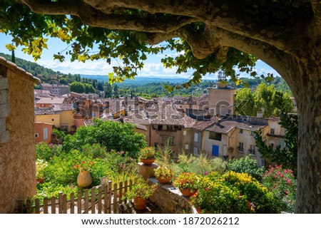 Travel destination, small ancient village Cotignac in Var, Provence, surrounded by vineyards and cliffs with troglodytes houses. Imagine de stoc © 