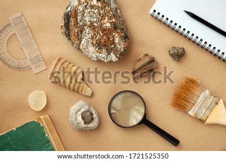 Stone samples, loop, notebook at geological laboratory. Geology rock laboratory. Laboratory for analysis of geological soil materials, stones, minerals, rocks samples for researchers- Brushing sample Imagine de stoc © 
