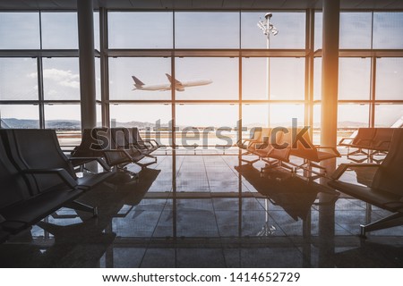 Foto Bild Zeitgenössische Flughafen-Terminalhalle.