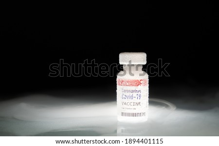 Frozen cold Vaccine vial for Covid-19 stored in subzero low temperature -70 celsius to remain effective. mRNA technology, Thermal controlled for global distribution conditions. COVAX, Recommended. Foto stock © 