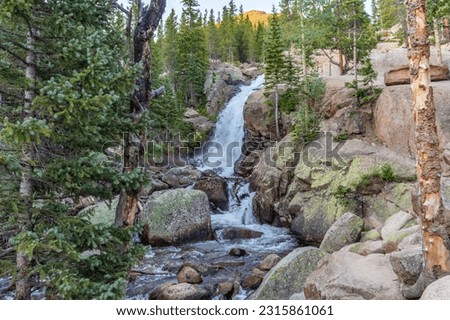 Foto Bild Wunderschöner Wasserfall in felsiger Schlucht