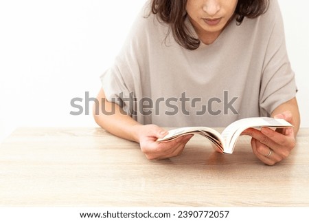 Foto Bild woman reading upper part