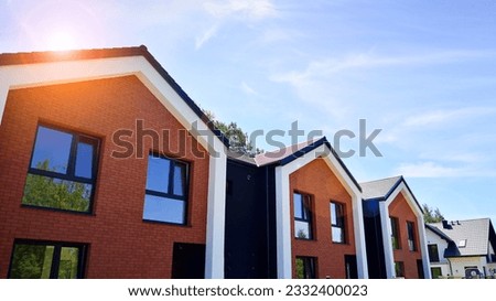 New single family houses in a new development area. Residential homes with modern facade. Terraced family homes in newly developed housing estate. The real estate market in the suburbs. Foto stock © 