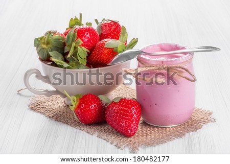 Strawberry yogurt with fresh strawberries