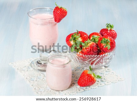 strawberry yogurt, with fresh strawberries