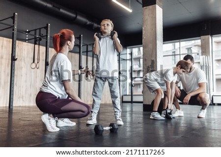 Healthy family concept Trainer parents train their two teenage sons in the gym. Children's fitness Foto stock © 