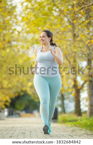 Fat woman and sports. Does exercise for weight loss in the fresh air. High quality photo. Foto stock © 