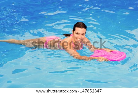 Attractive young woman swimming in the swimming Pool