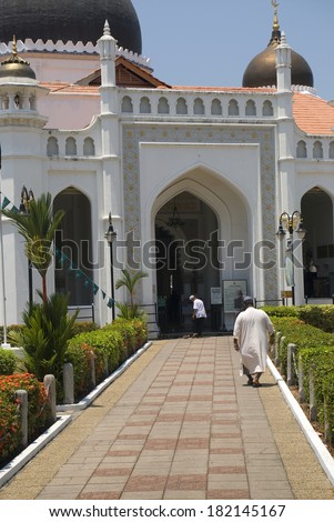 PENANG - MARCH 6 : Muslim man goes to pray to Kapitan Kling Mosque at 6 March, 2014 in Georgetown, Malaysia. Islam is the leading religion in Malaysia.