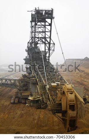 Here you can see a very big dredger witch is searching for carbon. It stand in a deep cavity.