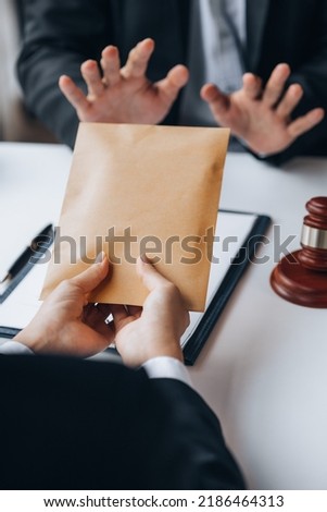 Individuals are giving bribes to officials in order to commit corruption in lawsuits, illegal actions by law enforcement by paying bribes to officials are illegal and unlawful. Fraud concept. Foto stock © 