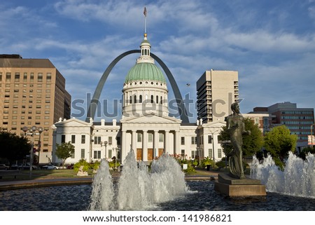 Old Court House and Gateway Arch