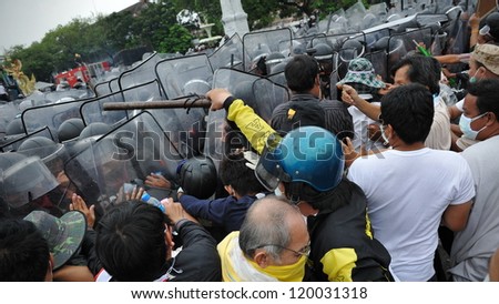 BANGKOK - NOV 24: Nationalist anti-government protesters from Pitak Siam clash with police on Makhawan Bridge on Nov 24, 2012 in Bangkok, Thailand.
