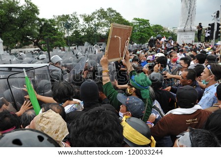 BANGKOK - NOV 24: Nationalist anti-government protesters from Pitak Siam clash with riot police at a rally on Makhawan Bridge on Nov 24, 2012 in Bangkok, Thailand.