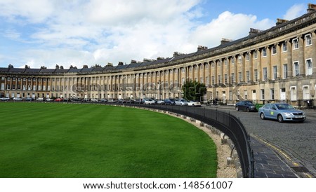 BATH - OCT 1: View of the Royal Crescent designed by architect John Wood the Younger in late 18th century on Oct 1, 2012 in Bath, UK. The Royal Crescent consists of 30 terraced Georgian Town Houses.