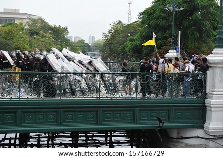 BANGKOK - NOV 24: Protesters from the nationalist Pitak Siam movement confront riot police on Makhawan Bridge during a violent anti-government rally on Nov 24, 2012 in Bangkok, Thailand.