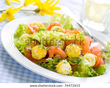 Salad with smoked salmon, cottage cheese balls and lettuce