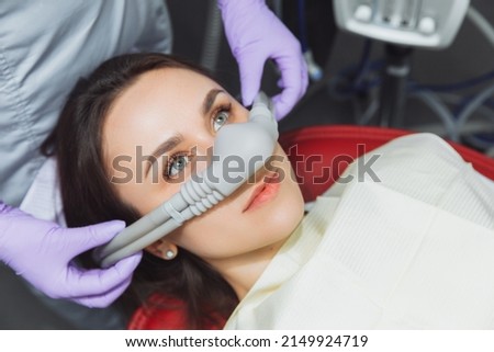 dentist puts inhalation sedative mask on his patient. Stock foto © 