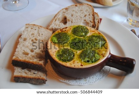Plate of Burgundian snails with bread. Imagine de stoc © 