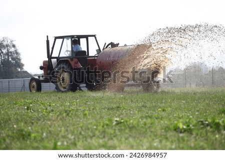 Foto Bild Traktor, der Kuhdung von oben besprüht #2